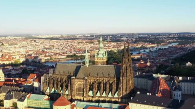 布拉格老城区设有圣维特大教堂和布拉格城堡建筑群，其建筑揭示了从罗马风格到20世纪哥特式的建筑。捷克共