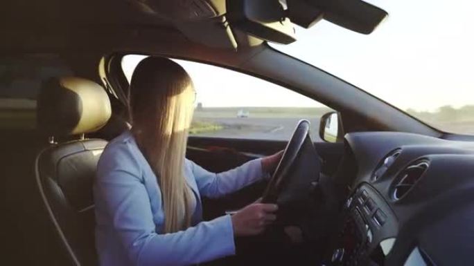 一位年轻女子开车行驶，在十字路口艰难转弯。交通安全的概念