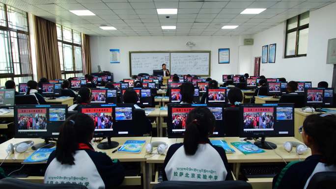 学生上微机课 学生上微机课 学生