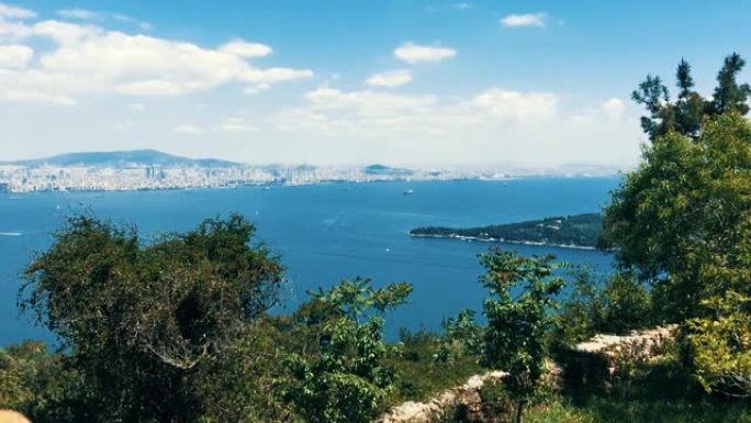 Buyukada岛也被称为Prinkipos，在春季巡回演出中拍摄。土耳其活跃旅游的热门地点