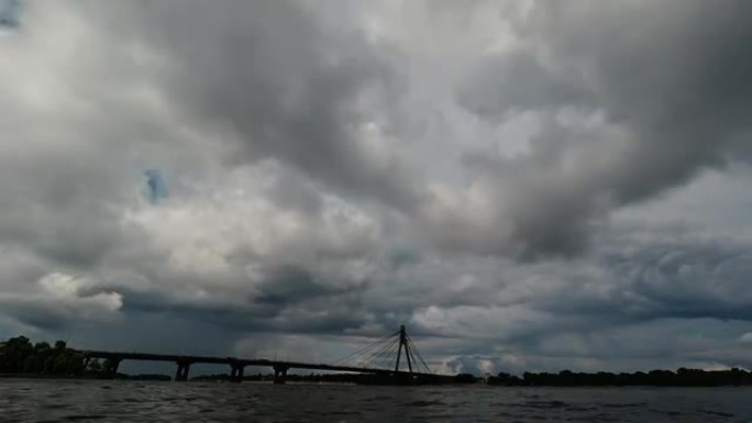 雷暴前，河流和桥梁上的时间流逝云层