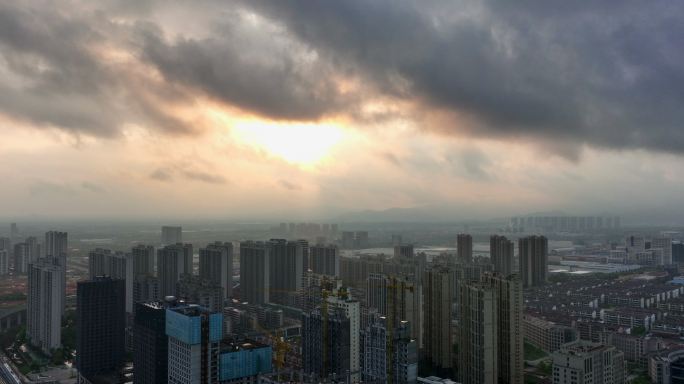 雨后城市丁达尔光航拍