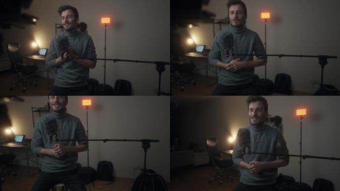 年轻的男性视频记录器准备在线视频内容并在家拍摄镜头前的谈话