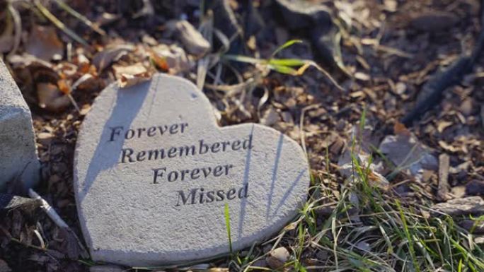 地面上的石头心形标记表示纪念，爱，遗憾和永恒
