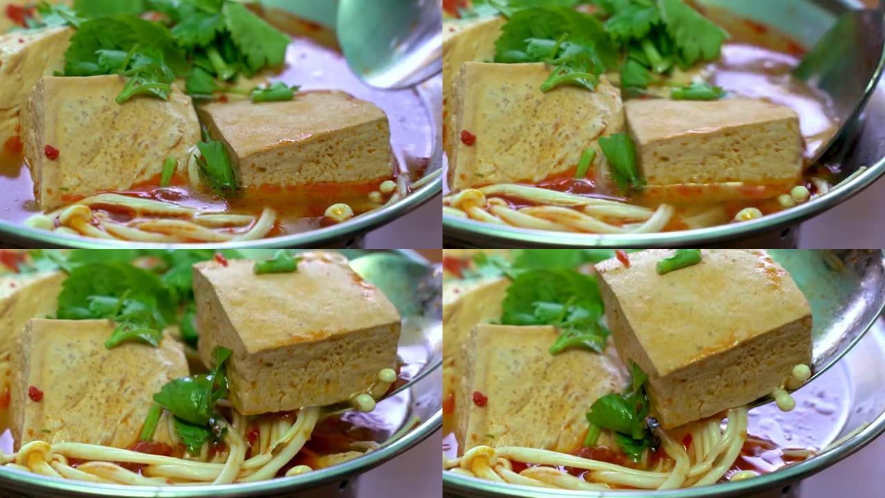 吃臭豆腐火锅配麻辣汤。