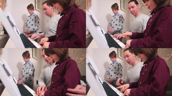 年轻的老师给两个小学年龄的男孩上私人音乐课。