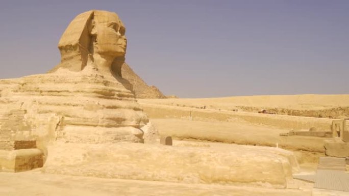 银座金字塔旁边美丽的吉萨狮身人面像的照片。埃及开罗