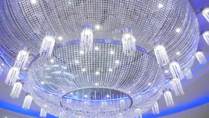天花板上悬挂的大型玻璃水晶吊灯