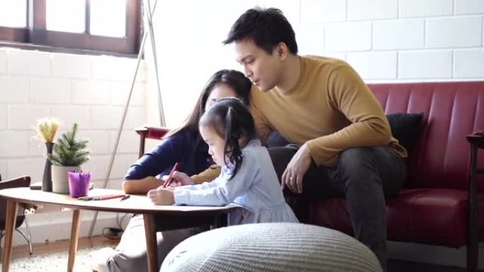 亚洲父母教孩子如何在家画画