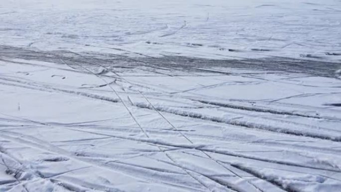 冬天在一个冰冻的湖边看，那里有很多溜冰道。
