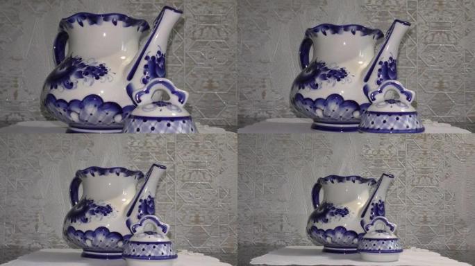 茶壶。俄罗斯传统格茨尔风格的家用餐具。Gzhel-俄罗斯民间陶瓷工艺和生产瓷器以及一种俄罗斯民间绘画