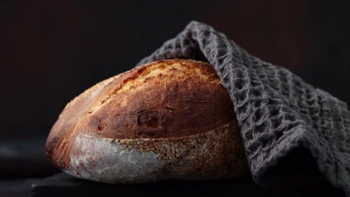 新鲜出炉的工匠面包在面包店发光
