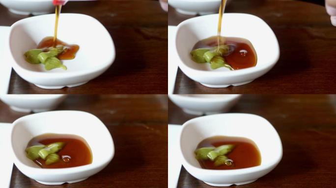 将日本酱汁倒入小碗中。