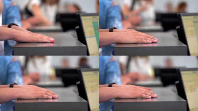 机场工作人员在边境检查旅客护照，并在机场柜台售票