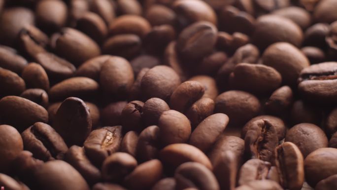 慢镜头下咖啡豆飘洒在空中 咖啡豆特写
