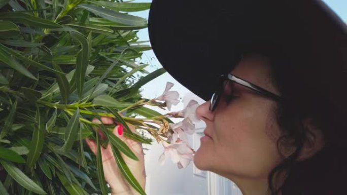 去圣托里尼岛旅行时，女人闻到花的味道