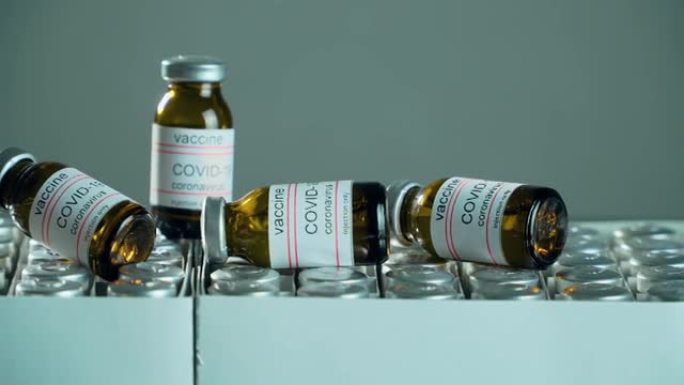 细菌实验室中数百个装有抗冠状病毒moderna疫苗的安瓿或瓶，准备分发给农场和注射