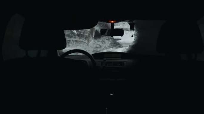 男子从雪地上清理汽车
