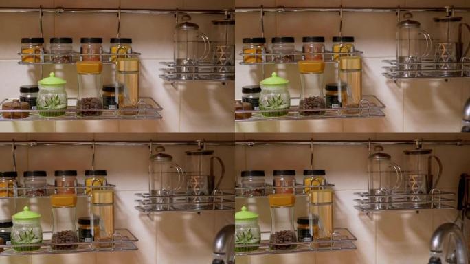 许多玻璃香料罐、厨房用具，位于厨房栏杆系统