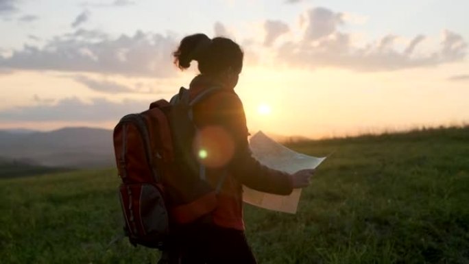 带背包和地图的徒步旅行者妇女