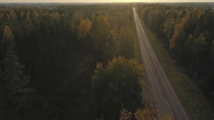 芬兰漫漫长路的航拍。地质学镜头.4k