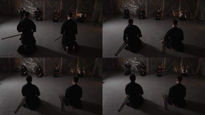 一群人练习武术，在表演Iaido reiho时跪下，这是每次Iaido训练之前的一种仪式
