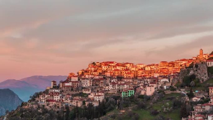 希腊阿拉科瓦镇的日出。时间流逝显示了太阳如何升起并逐渐照亮城市的房屋。