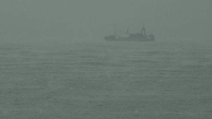 雪海中的渔船远景海水大海