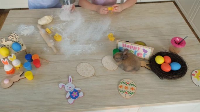 女人筛选面粉以制作复活节饼干