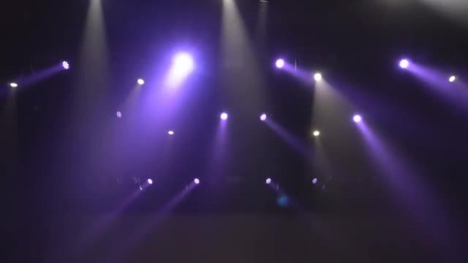 演播室闪耀着舞台灯光。无缝循环动画。