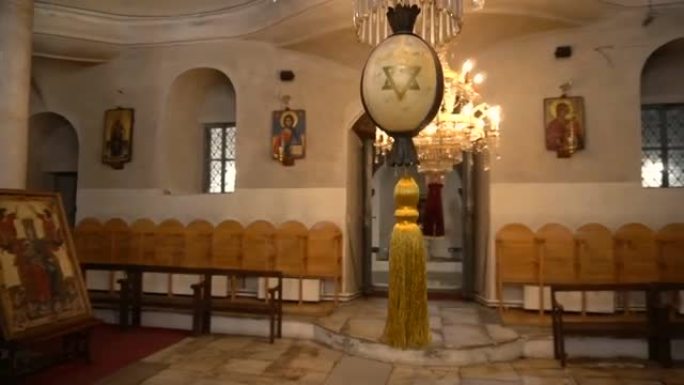 古老的东正教教堂中的大型美丽吊灯