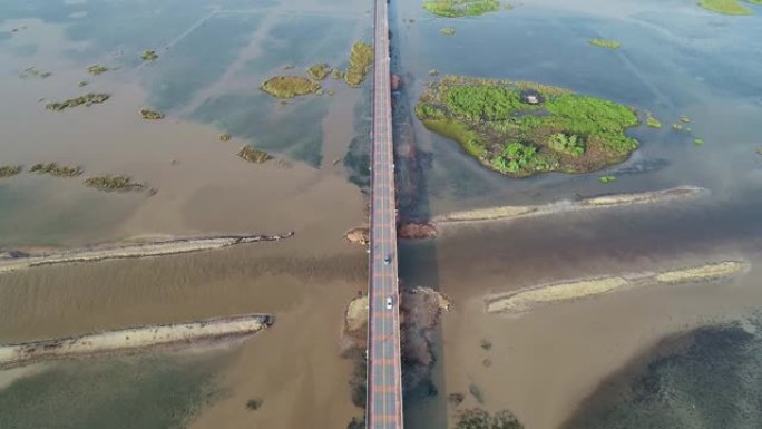 鸟瞰图无人机拍摄的湖长桥 (Ekachai桥) 彩色公路桥穿过湖在泰国Phatthalung省的Ta
