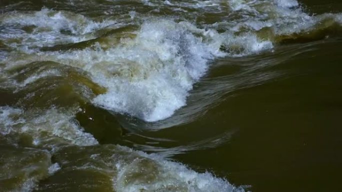 汹涌的河水，眩晕的水流，大雨后旋转的泡沫水波，奥地利穆尔河的混浊急流