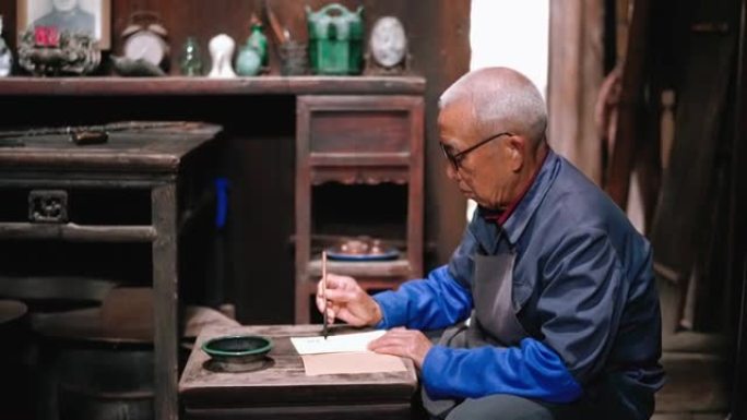 中国高级男子书写中国书法
