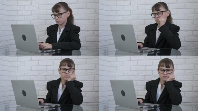 青少年在办公室的电脑上工作。