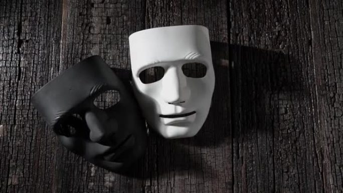 木制复古背景上的黑白面具，匿名和剧院的象征。带阴影特写，复制空间