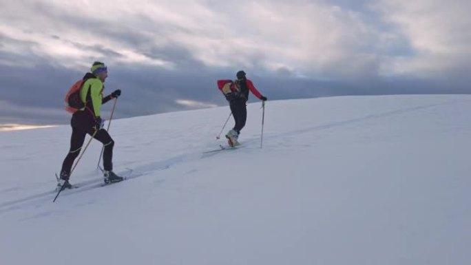 滑雪登山夫妇上坡滑冰雪运动冬天体育下雪冰