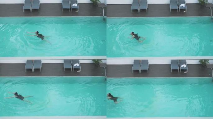 女人在游泳池里游泳