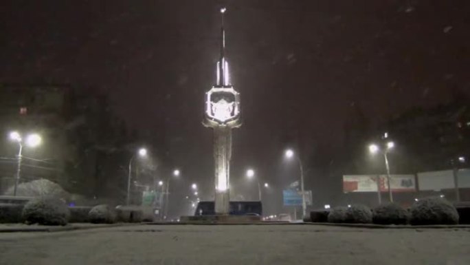 大雪时，汽车沿着城市街道行驶