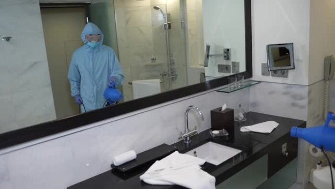 酒店工作人员在新型冠状病毒肺炎期间消毒浴室