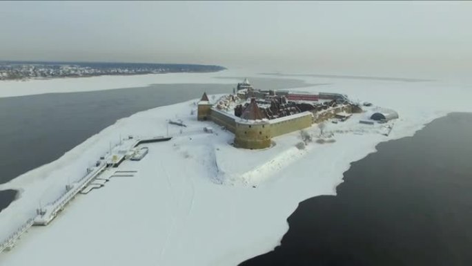 冬季岛上的古老堡垒。