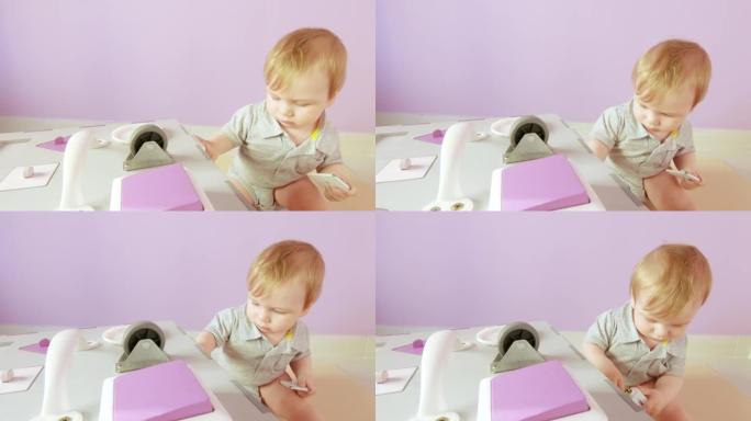 婴儿玩忙碌的立方体