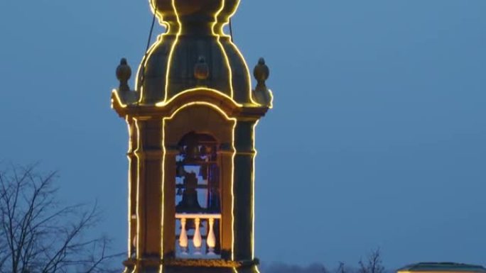 爱沙尼亚塔尔图钟楼周围的黄色系列灯