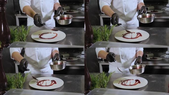 在厨房里端菜的厨师的特写镜头中，他将酱汁倒在盘子上。