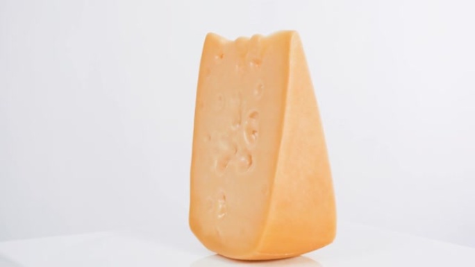 白色背景上的大片半软部分脱脂奶酪。