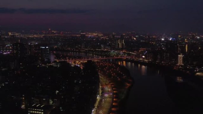 夜间照明台北市河滨交通街公路空中全景4k台湾