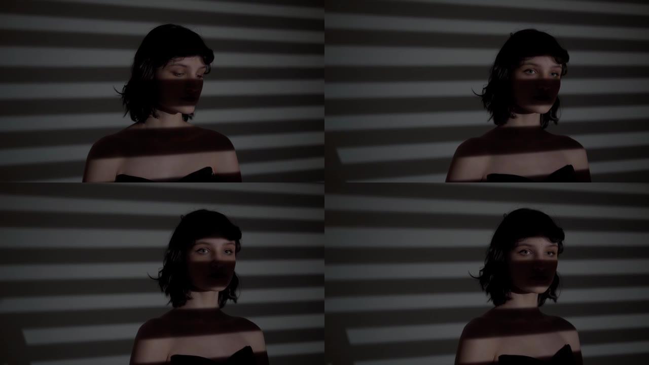表情丰富的女人站在一个黑色条纹的面具。隔离期间佩戴口罩的概念。或者一个被禁止说话的人。带有薄膜纹理的