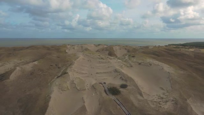 立陶宛库尔斯吐死沙丘沙漠的空中4k镜头-分隔波罗的海和库尔斯泻湖的天然沙漠