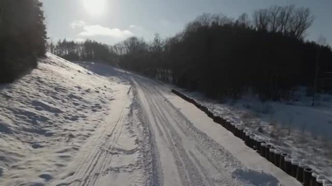 冬季在考纳斯区卡瑟金的闭路赛道上进行无人机飞行。