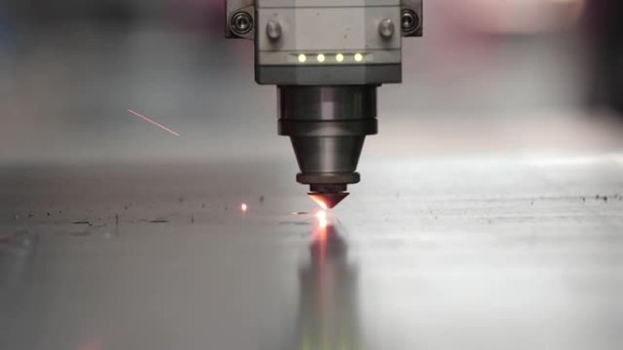 激光切割机的刀尖在工厂切割金属板